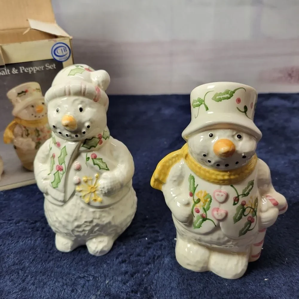 NEW VINTAGE VANILLA CREAM CHRISTMAS SNOWMAN SNOWLADY SALT & PEPPER SHAKERS